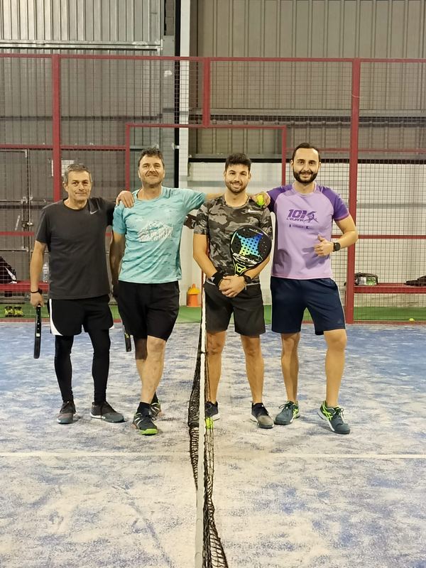 Cuatro jugadores posan junto a la red antes de un partido