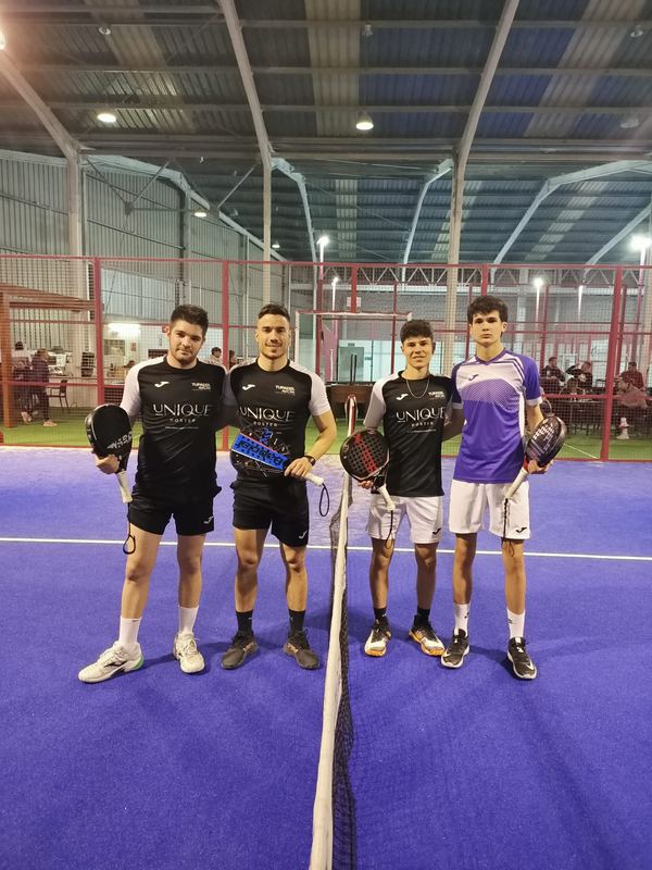 Jugadores posan en la pista con sus palas antes de jugar