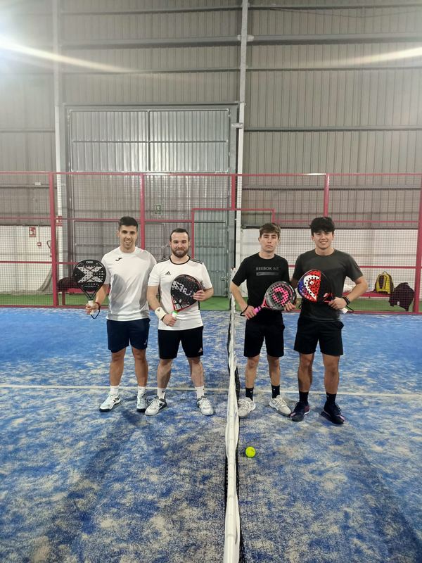 Jugadores del club posan en la pista con equipación deportiva