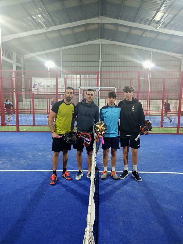Grupo de jugadores junto a la red tras un partido