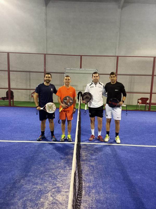 Jugadores sonrientes junto a la red en el club