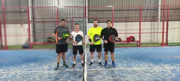 Cuatro jugadores posan en una de las pistas del club